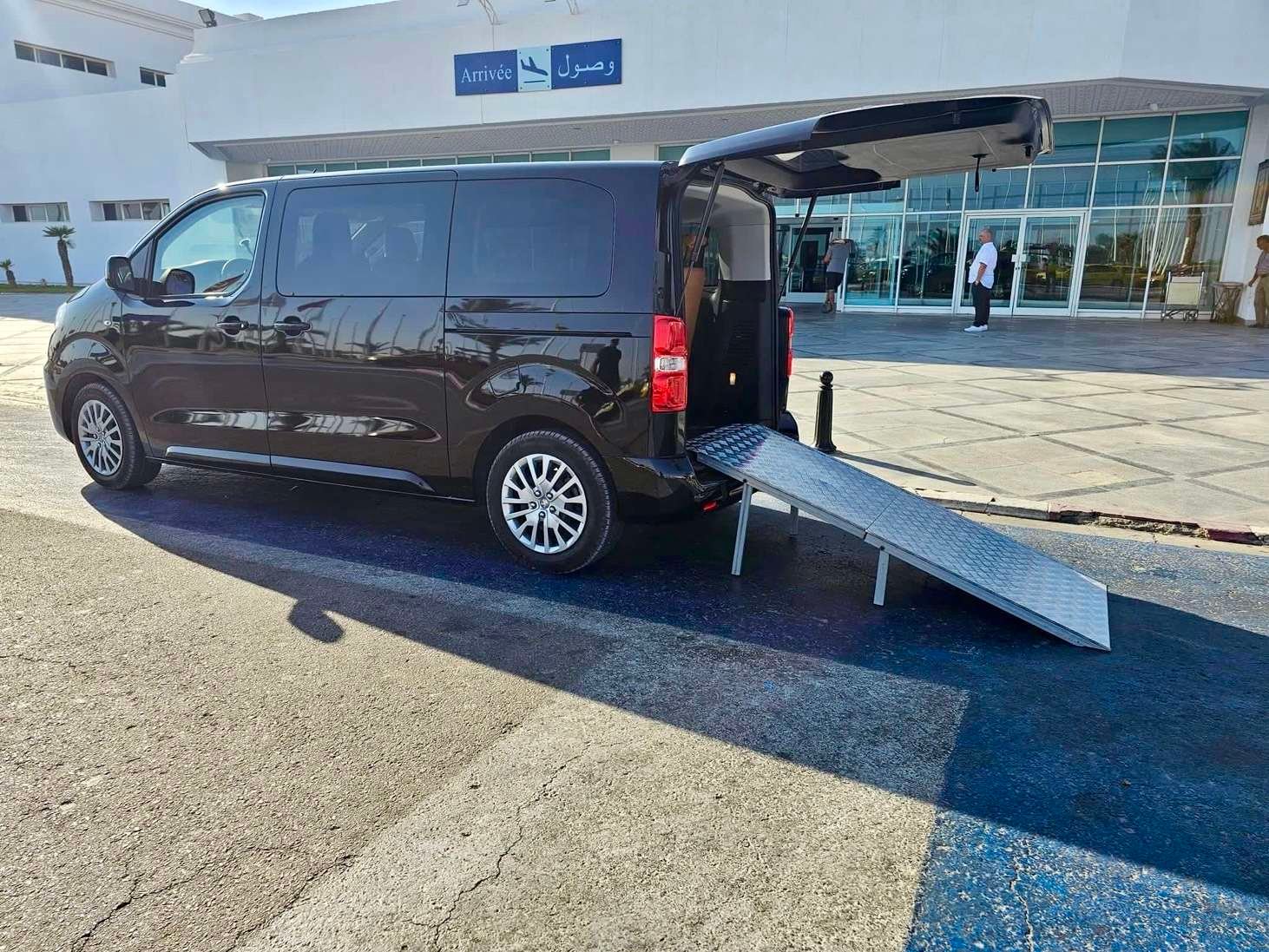 Transfert Aéroport Traveller 8 personnes – Image 2