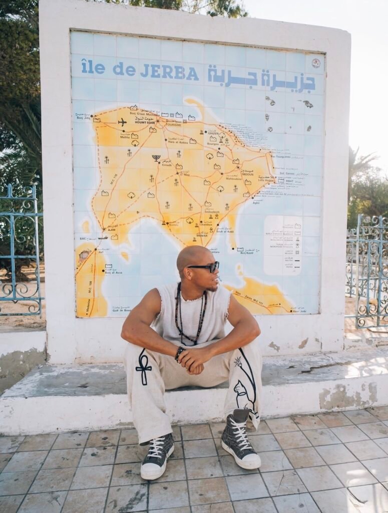 Balade Iconique de Francis Mercier à Houmt Souk Djerba : OUI, MÊME LES SUPERSTARS DOIVENT PASSER PAR LA MÉDINA.