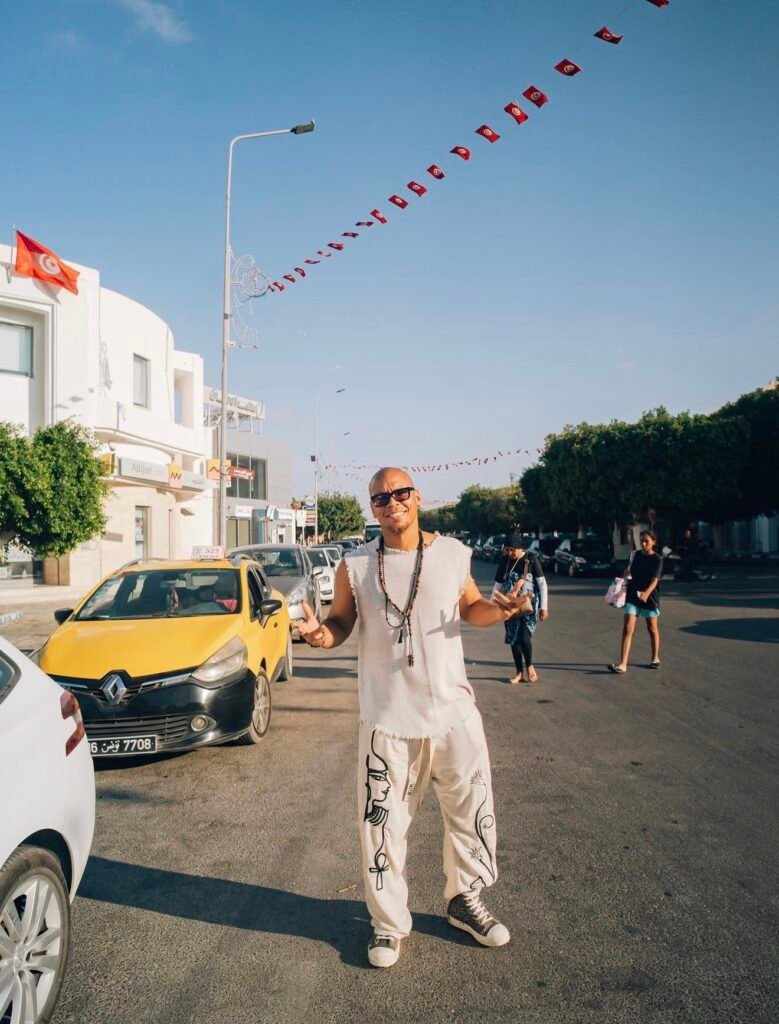 Balade Iconique de Francis Mercier à Houmt Souk Djerba : OUI, MÊME LES SUPERSTARS DOIVENT PASSER PAR LA MÉDINA.