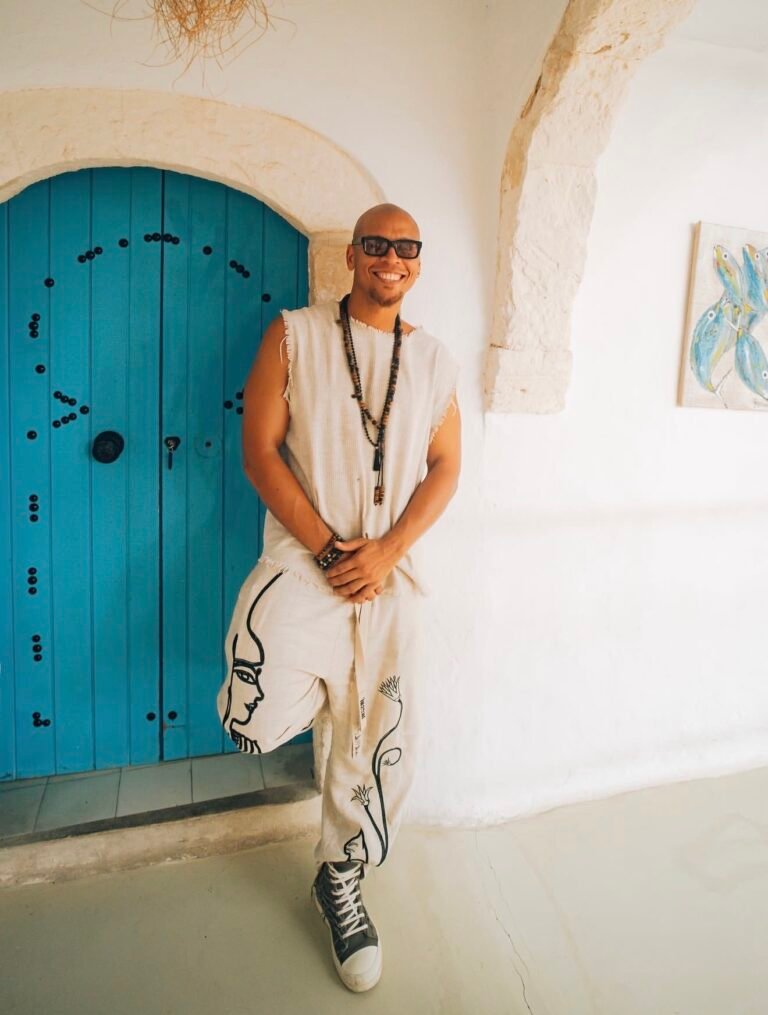 Balade Iconique de Francis Mercier à Houmt Souk Djerba : OUI, MÊME LES SUPERSTARS DOIVENT PASSER PAR LA MÉDINA.