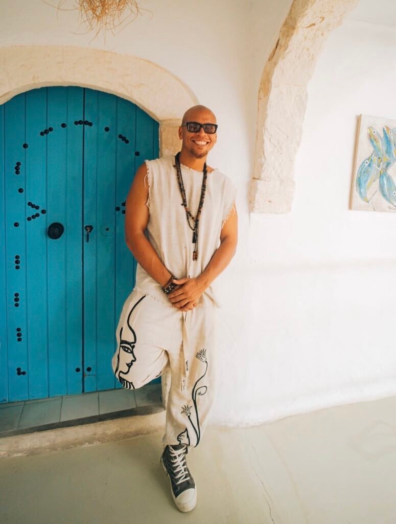 Balade Iconique de Francis Mercier à Houmt Souk Djerba : OUI, MÊME LES SUPERSTARS DOIVENT PASSER PAR LA MÉDINA.