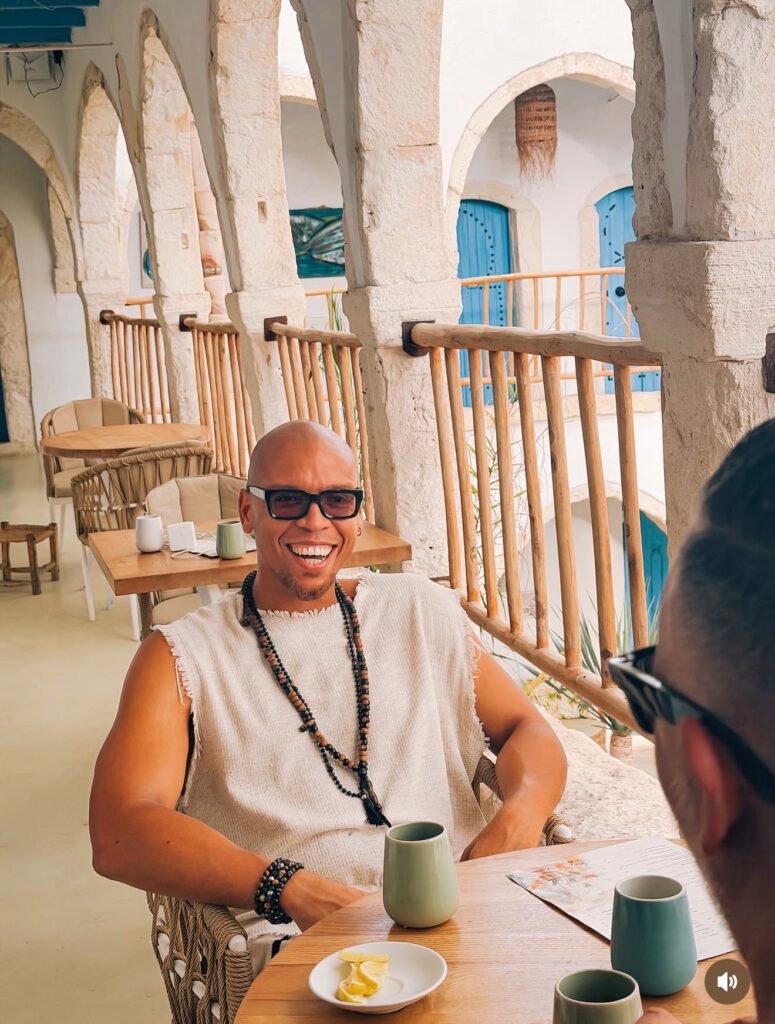 Balade Iconique de Francis Mercier à Houmt Souk Djerba : OUI, MÊME LES SUPERSTARS DOIVENT PASSER PAR LA MÉDINA.