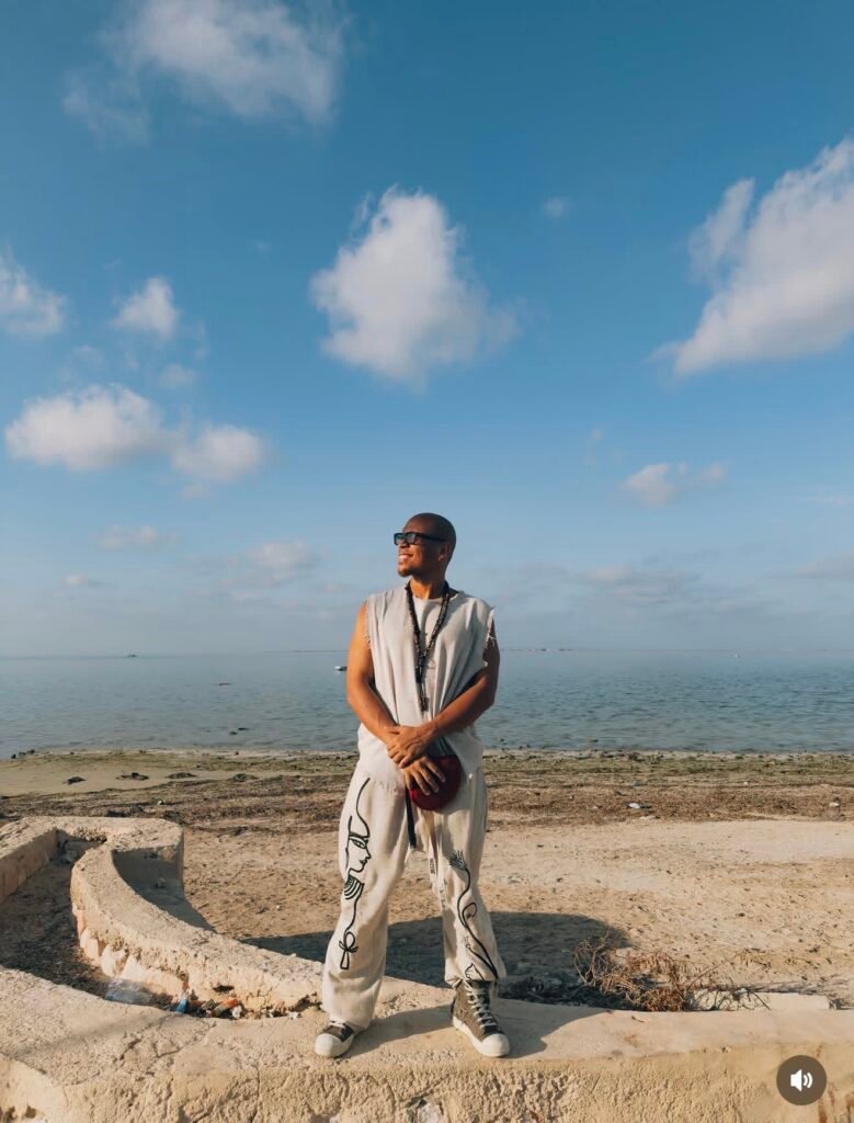 Balade Iconique de Francis Mercier à Houmt Souk Djerba : OUI, MÊME LES SUPERSTARS DOIVENT PASSER PAR LA MÉDINA.
