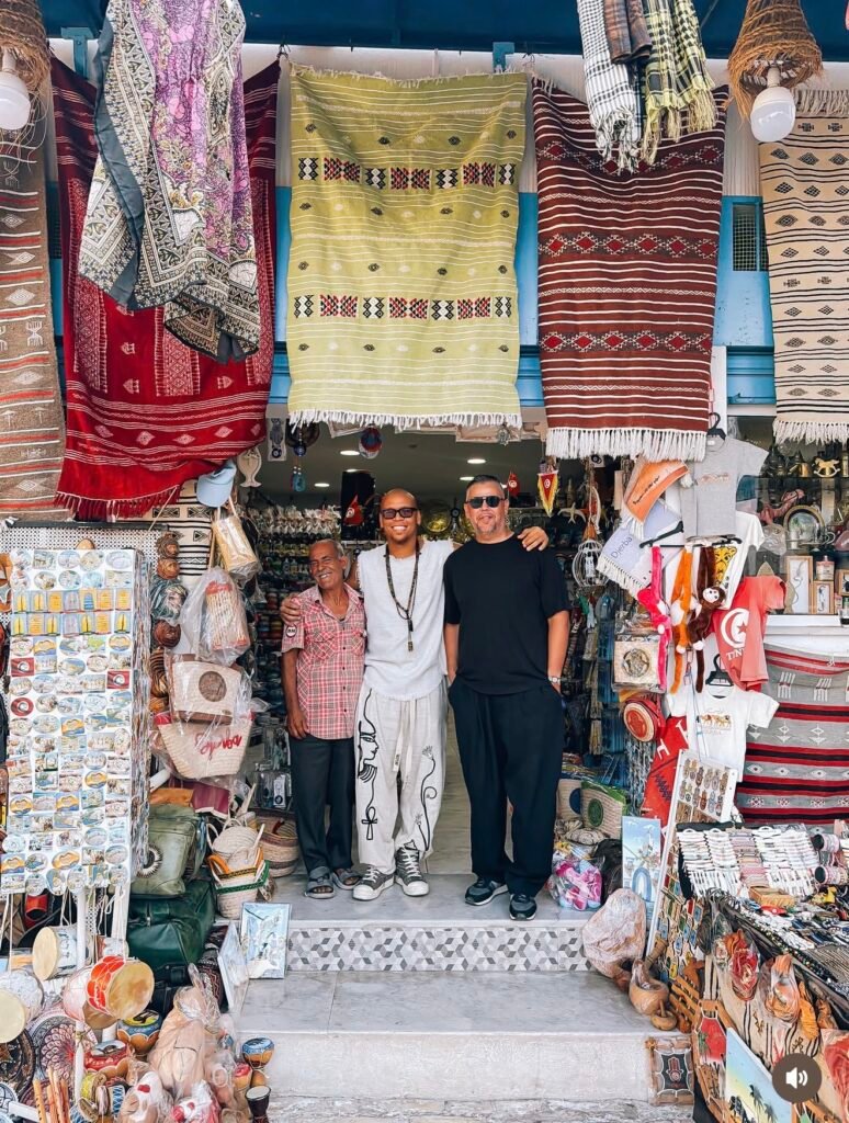 Balade Iconique de Francis Mercier à Houmt Souk Djerba : OUI, MÊME LES SUPERSTARS DOIVENT PASSER PAR LA MÉDINA.